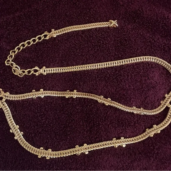 🚫SOLD🚫 Vintage St. John Gold Tone Belt. Very Heavy With No Signs Of Wear! - Picture 2 of 6